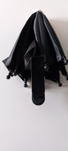 Smartphone Umbrella puts your phone in the shade!